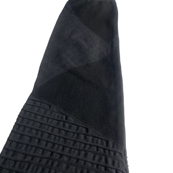 Spanx Medium Black Leggings‎ Textured Leg Pattern - Picture 3 of 9